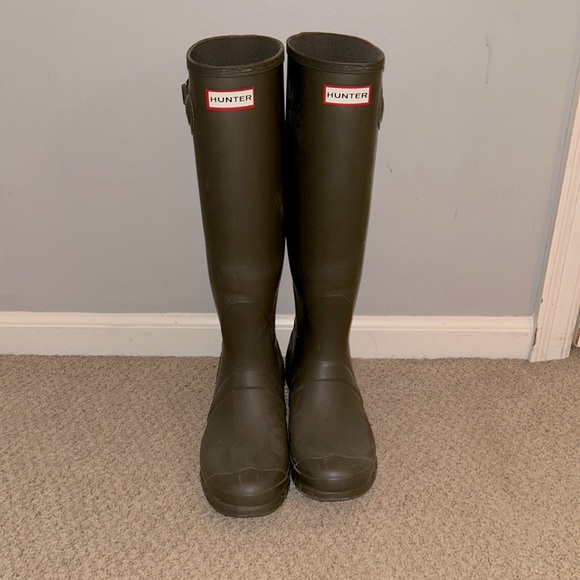 Hunter Shoes - Olive green hunter boots. Rubber material & 1 inch heel. size 8. gently worn.